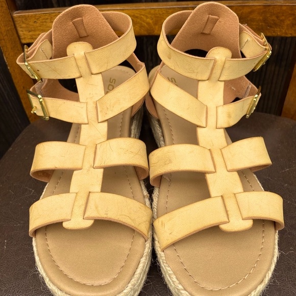 Soda Strappy Tan Sandals size 8 - Picture 2 of 10